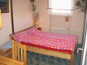 Zimmer mit Bett