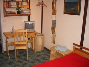 Zimmer mit Tisch
